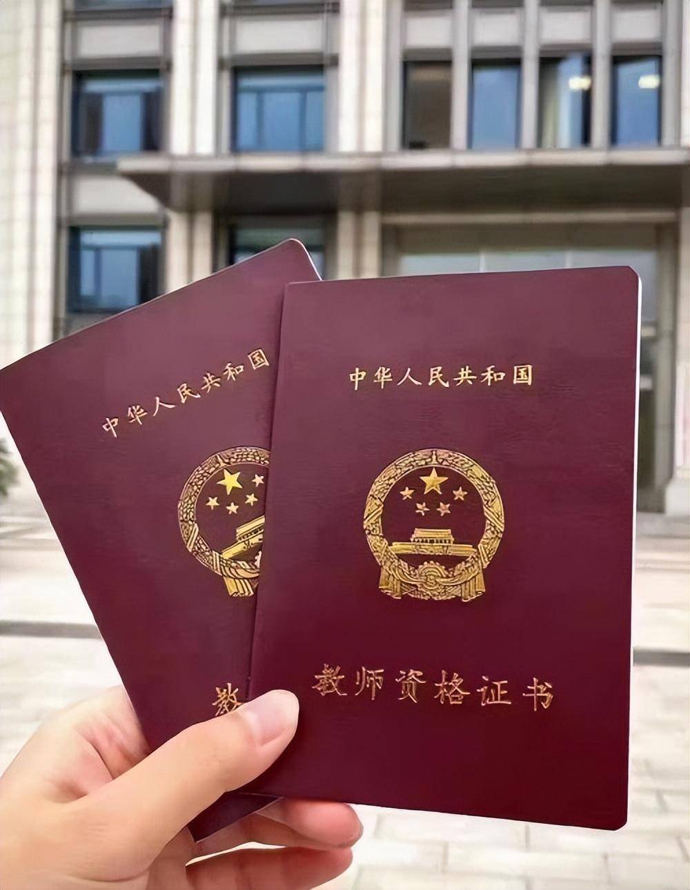 专业制作各种证件多少钱：传统服务商 vs 在线平台谁更划算？
